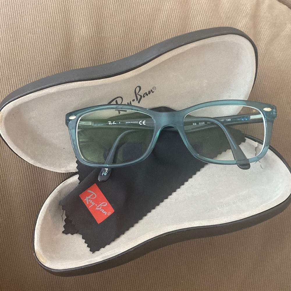 Ray-ban glasses! With cloth and case. Can replace lens to your prescription!